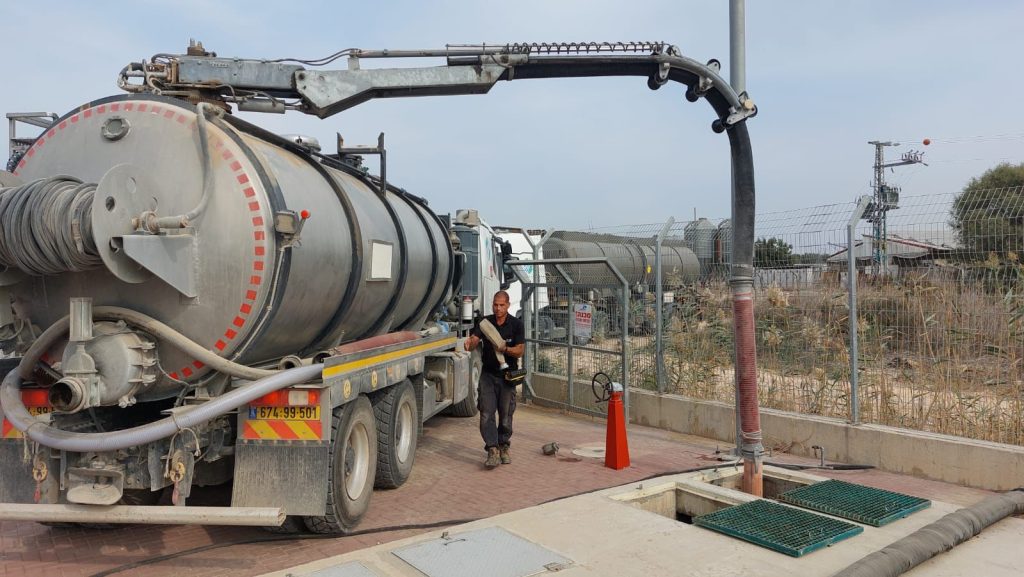 משאית שאיבה באתר טיפול בשפכים — שאיבת בורות שומן בעסק: מתי נדרשת ומה חשוב לדעת